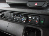 オートエアコンタイプなので細かい操作なしで快適温度に調整してくれます。シートヒーター付きで、冷えた車内でもスイッチを押せば数秒で座面と背もたれがあたたかくなります。