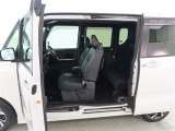 両側スライドドア付きだから、狭い駐車スペースなどでの 乗り降りラクラク!小さなお子さまのいるご家庭には嬉しい装備。