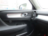 安全性を重視するVOLVOなら、パワーウインドースイッチも、直視せずに感覚で操作が可能です。