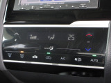 エアコンはオートエアコンでお好みの温度調整が出来、オールシーズン快適にドライブできます!リア席はプライバシーガラスで夏も涼しく過ごせます!
