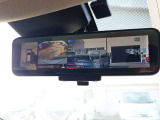 スマートルームミラーを装備しております。バックドアにカメラがついているので荷物を積んでいる場合や人を乗せていても視界良好です