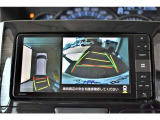 パノラミックビューモニターを装備。クルマを真上から見るように周囲を確認できます。