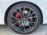 ●純正22インチアルミホイール『スタイリッシュなデザインでAudiならではの卓越した走りを支えるホイールと足回りです。