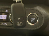 【スマートキー】カバンやポケットに入れたままでもドアの施錠・解錠が可能なスマートキーを装備。エンジンのオン・オフ時もカギを取り出す必要が無いからとっても便利です♪