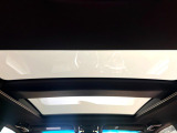 【調光パノラマルーフ】車内の解放感が一気に上がる大型パノラマルーフに調光機能がプラス!日差しが強い時、シェードを閉めなくてもガラスの透明度を調整することで心地よい明るさに♪