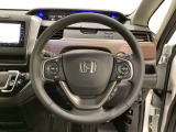 ハンドルにHondaセンシング系のクルーズコントロールやレーンキープアシストなどのスイッチと、オーディオの操作スイッチが装備されています。ハンドルから手を離さず安全に操作できます。