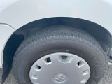 タイヤ残り溝が1.6mmになる目安として「スリップサイン」が設けられています。この車は6割程度残っていますので、まだまだ安心してお乗りいただけます!