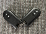 スマートキーを装備しています☆カギをカバンやポケットに入れて頂いた状態でドアロックの開閉やエンジンスタートをして頂けますよ!とても便利な装備です!