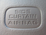 サイドカーテンエアバックシステムは、側面衝突時に大人から子供までさまざまな体格の乗員の頭部や頚部を広範囲で保護。特にセンターピラーへの頭部衝突を防ぐ展開性能を実現しています。