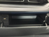 運転席側のインパネアッパーボックスは嬉しい収納!USBソケット付きでスマホの充電もできます!