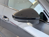 ●アウディサイドアシスト『後方の死角を並走する車両を検知しドアミラーの内側のLEDが点灯。ドライバーに注意を促し事故を未然に防ぐシステムです。』