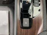 シフトレバーは操作しやすく、電動パーキングブレーキとの組み合わせでスムーズな走行と停車が可能です。