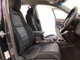 運転席は8WAYの電動パワーシートになっています。電動で前後のスライドやシートハイト、背もたれのリクライニングの調節ができ、微調整もききますのでお好みのシート位置に合わせることができます。