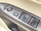 【電動格納ミラー】サイドミラーは電動格納式となっており、狭い駐車場でもキズがつくリスクを抑えられます。