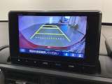 リバースギアに入れるだけで後方の表示へ切り替わります。夜間や雨の日の駐車も楽になりますよ。