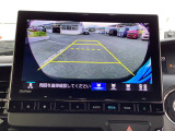 後退時に車両の後ろ側をモニター画面に表示します。車庫入れが苦手な人もこれで安心♪
