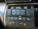 オートエアコンは左右席で独立温度コントロールが可能です。運転席はキンキンに冷やして助手席はマイルドにと言った設定が可能です。暑さ寒さでケンカすることもなくなりますね。