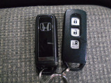 スマートキー付!キーを取り出さなくてもドアロックの施錠・開錠、エンジンの始動が出来ます!雨の日や荷物の多い日にとても便利ですね♪