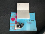 メンテナンスノート【整備記録簿】、取説も揃っています。スマートキーはバッグなどにしまったままボタン操作でエンジンの始動・停止ができて大変便利です。