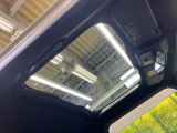 【スカイフィールトップ】ガラスルーフ搭載で車内の解放感が一気にアップ!開放的なドライブをお楽しみいただけます。