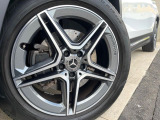 ●純正19インチアルミホイール:輸入車ならではの卓越した走りを支えるホイールと足回りです!日本車の走りに慣れている方にもぜひ体感して頂きたいほど、高いレベルでまとまっています!
