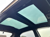 【 サンルーフ 】解放感溢れるサンルーフ♪車内には爽やかな風や太陽の穏やかな光が差し込みます♪