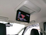 後席モニターもついています!!小さなお子様がいらっしゃるご家庭ではあると助かりますよね〜^^ロングドライブでも退屈させません!!