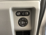 ハンドルの右側に電動格納付きパワーミラーの操作スイッチがついています。左右のサイドミラーの角度調節も微調整ができて便利です。