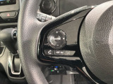 ステアリングにオーディオ操作スイッチが付いています。オーディオ画面に直接タッチしなくても操作が出来ますので、運転に集中できます。