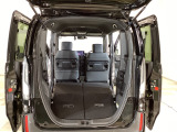 リアシートを倒せば広々荷室の出来上がり♪アレンジ次第でさまざまな荷物が積み込めますよ。