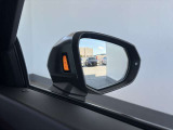 ●アウディサイドアシスト『後方の死角を並走する車両を検知しドアミラーの内側のLEDが点灯。ドライバーに注意を促し事故を未然に防ぐシステムです。』