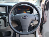 操作しやすいステアリングで、日常の運転も快適にこなせます。