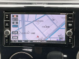 通信ユニット内蔵の日産純正メモリーナビ(MM317D-W)装備、スマホアプリと連動、音声対話検索などに対応した高機能ナビ。多彩なメディア再生