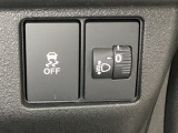 ハンドルの右側にはヘッドライトレベライザーとVSA(ABS+TCS+横滑り抑制)の解除スイッチがついています。ヘッドライトレベライザーは道路状況や積荷の加重に応じてライトの高さを調節できます。