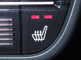 運転席にはシートヒーターが装備されています。温度調整も「Hi/Low」の切り替えができお好みの設定で快適なドライブを楽しめます。