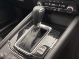 アクセルペダルを踏み込む量や速さに応じて変速パターンを最適制御し、人馬一体の運転感覚を発揮してくれる6速オートマ!