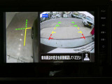ギアを『R』に入れた後、カメラボタンを押すと、運転席から見えない左側面をナビ画面にうつしてくれるので、幅寄せや縦列駐車がし易くなります。