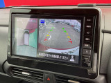 上から丸見えアラウンドビュー!車を真上から見下ろした様な映像を映し出すアラウンドビューモニター。これで車庫入れもラクラク。