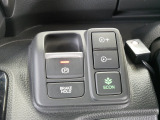 【電子制御パーキングブレーキ】スイッチ操作でパーキングブレーキをオン/オフ。発進時、運転席のシートベルトが着用されている時アクセルを踏めば自動的に解除されます。