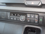 エアコンはオートエアコンでお好みの温度調整が出来、オールシーズン快適にドライブできます!フロントシートの座面に2段階調節のシートヒーターを内蔵。身体を直接温めることができます。