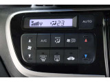 オートエアコン装備♪室内温度を設定すれば自動的に風量の調整をしてくれます♪車内をいつでも快適に保てます♪