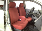 【運転席・助手席】内装ルームクリーニング済みです。しっかり綺麗にしていますので、是非、お確かめください。車に自信があるからこそ、是非一度ご来店頂き内外装も見てもらえると幸いです。