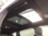 電動パノラミックサンルーフです!スイッチ操作で天井部がスライドし、広大なサンルーフが出現!ガラス部はさらに電動で開閉でき、チルトアップ機構も備えています!