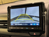 リバースギアに入れるだけで後方の表示へ切り替わります。夜間や雨の日の駐車も楽になりますよ。