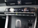 オートエアコン付車です。自動で温度と風量を設定する優れものです。