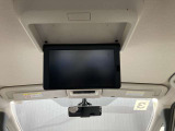 後席専用モニターです。後席でDVDやテレビをワイドな画面でお楽しみ頂けます!(ルーフ取り付けタイプ:11インチワイドVGA液晶モニター)。