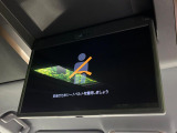 【後席モニター】家族や友人とお出かけする機会が多い方に大人気の後席モニターを装備!見やすい位置に画面がありテレビやDVDの視聴も快適!友達もお子様も、後席にしか乗らなくなるかも??