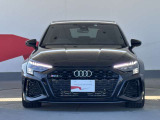Audiの象徴であるシングルフレームグリルをよりワイドで低くシャープなデザインとすることでワイド&ローのフォルムを協調しています。