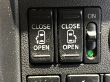 【両側パワースライドドア】スマートキーや運転席のスイッチで後席両側スライドドアの開閉が可能♪電動だから力を入れてドアを開ける必要が無く、小さなお子様でも簡単に開け閉めでき快適です♪
