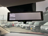 スマートルームミラーも付いています。後方ピラーや荷物、後席に同乗している方や曇りなど視界が遮られた場合でも後方カメラからの映像で安全確認をすることができます。